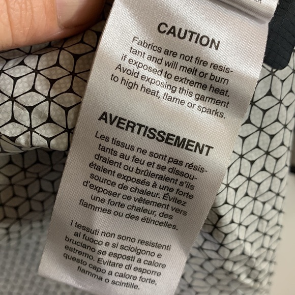 HBO GIRLS Season 3 Crew Embroidered Mountain Hardware Rain Jacket - Picture 12 of 12